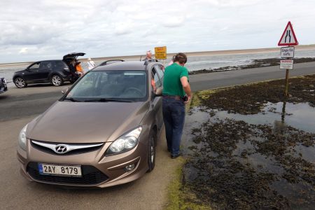 Přístupová komunikace na Holy Island je při přílivu zaplavena mořem. Ríša sleduje,  jak se voda blíží k našemu autu. Už je na čase odjet.